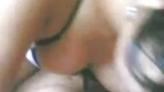 青少年剃光貓自慰陰蒂，然後亂搞色情床上的美味朋友