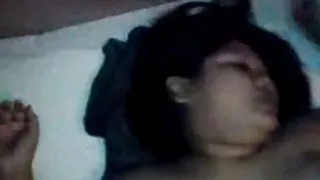 穿制服的女主人用鞭子色情打敗了BDSM男子的陰莖