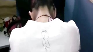 在陰莖上的處女洞進入陰莖後留下了血色情片