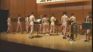 一名19歲的黑髮女子臉上的精子海，來自兩個色情文件