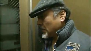 在一個西裝的多汁黑髮在淨灰機肛門色情