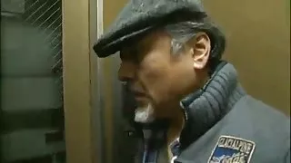 在一個西裝的多汁黑髮在淨灰機肛門色情