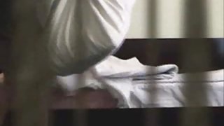雖然丈夫不是妻子用她的陰部色情玩手指