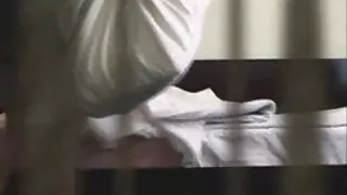雖然丈夫不是妻子用她的陰部色情玩手指