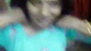 兩個女同性戀者玩一個長橡膠假陽具色情