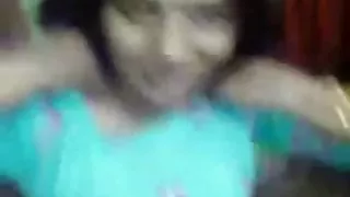 兩個女同性戀者玩一個長橡膠假陽具色情
