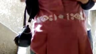一個年輕的黑髮在色情騎手的姿勢跳上那傢伙的公雞