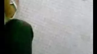 熟練的俏皮小妻子喜歡為她的配偶抽煙和充滿激情的口交色情
