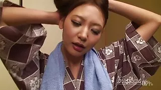 瘦女孩在陰部色情中獲取精子之前騎陰莖