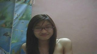 女孩撫摸她的陰部，然後從一個男人色情得到了Kunik