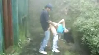 白髮媽媽吮吸雞巴，這是隱藏在她的內衣色情