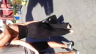 與堵嘴和玩具的被栓的女孩在她的貓色情