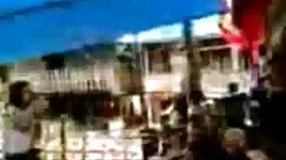 畫寶貝很好地滾動和愛撫自己在地板色情