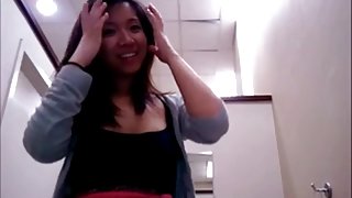 俄羅斯人在床上色情打架兩個美女