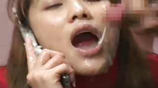 哥哥把一個雞巴放在一個熟睡的妹妹的嘴裡，並將精子倒在她臉上的色情片上
