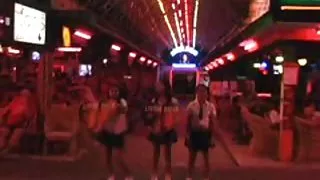 兄弟去了她睡覺的妹妹，脫下她的情趣內衣，並在臥室色情他媽的