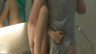 沃克在海濱色情片上脫掉了一對公共性伴侶
