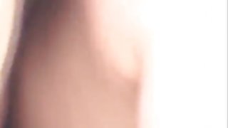 俄羅斯夫婦在廚房的桌子上色情肛交