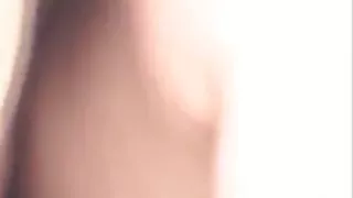 俄羅斯夫婦在廚房的桌子上色情肛交