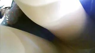 那個男孩嘴裡吐了一下，乾了這個瘦小的金髮色情片