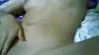 爺爺操了她的孫女，並在她的嘴裡完成了色情片