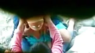 精心修飾的雙腿的金發女郎讓自己被肌肉男性色情打敗