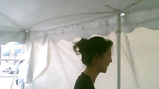 警長亂搞黑髮在桌子上用刺穿的肚臍色情