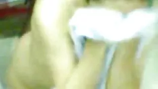 在他媽的期間，拇指手指進入一個美麗的睡覺色情女孩的肛門