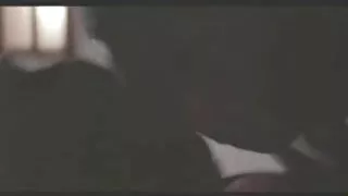 成熟的男人正在休息一個瘦，年輕的女孩色情片