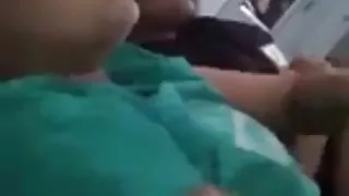 布魯內特妮基吮吸一群男人色情的陰莖