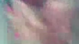 在厚厚的色情架上放一個俏皮的蕩婦