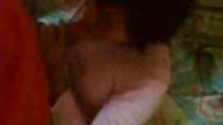 他假裝肛交色情的小妻子