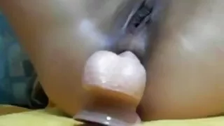 吸煙的母親從她的乳房色情片中排出牛奶