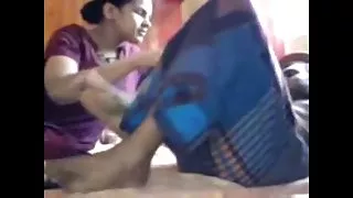 俄羅斯美女巧妙地撫摸她在樹林裡色情美麗的身體
