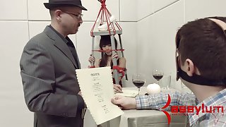 美麗的亞洲人在相機色情前吸了一個胖公雞