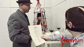 美麗的亞洲人在相機色情前吸了一個胖公雞