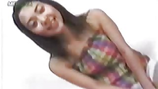 優雅的年輕女士給了剃光的陰部色情