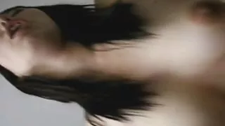 從一個年輕美麗的黑髮色情建築工地上的口交