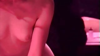 按摩桌上色情美麗的性鬱鬱蔥蔥的黑髮