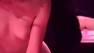按摩桌上色情美麗的性鬱鬱蔥蔥的黑髮