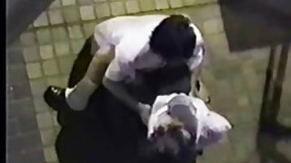 小雞戴著手銬跳上她的情人的陰莖色情片