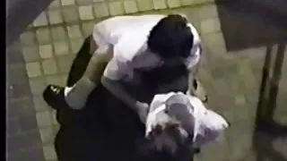 小雞戴著手銬跳上她的情人的陰莖色情片