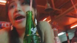 在一位變態色情醫生的監督下，這位傢伙撕毀了一名年輕處女的童貞