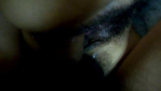 金發女孩在色情片背後偷看