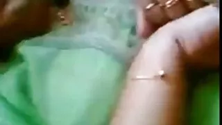 色情絲襪的瘦女孩在屁股上給了色情片