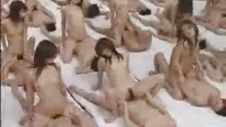 年輕的女孩做出色的口交色情片
