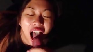老烏木他媽的在她的陰部色情的年輕巧克力