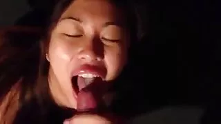 老烏木他媽的在她的陰部色情的年輕巧克力